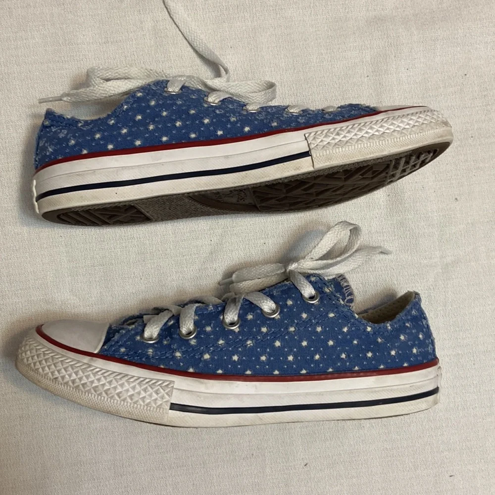 Converse All Stars Chuck Taylor Girls Low Top Sneakers - Super Cute! Size 2